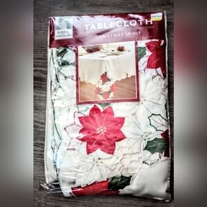 CHRISMAS SPIRIT SCALOP EDGE EMBROIDERED POINSETTIA, CREAM COLOR 60X104" OBLONG